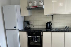 Køleskab, mikrobølgeovn, ovn, kogeplade