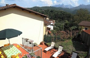 Outdoor dining - Tranquil Tuscan House with Pool and Scenic Views (Ceserano)