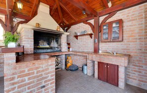 Kjøleskap, ovn, kokeplater og kaffetrakter/tekoker