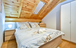 3 bedrooms, travel cot, free WiFi, bed sheets