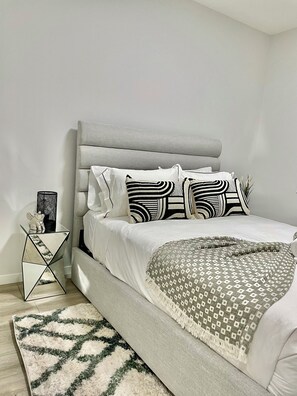 6 bedrooms, desk, iron/ironing board, travel cot - Livingston Gem: 5BR Home with Chef's Kitchen (Calgary)