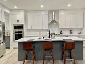 Refrigerador, microondas, horno y parrilla de estufa 