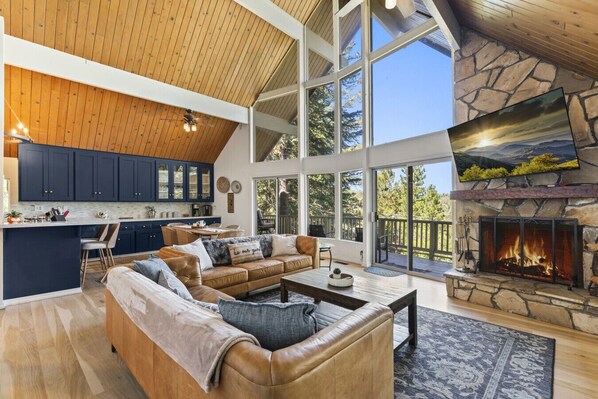 Smart TV, fireplace