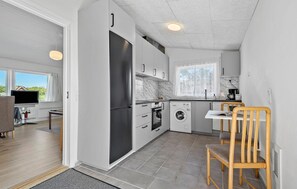 Kjøleskap, oppvaskmaskin og kaffetrakter/tekoker