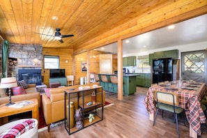 Dining - Breathtaking Views. Elevated Comfort. Pets Welcome (Prescott)