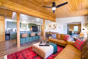 Smart TV, fireplace, video games, DVD player - Breathtaking Views. Elevated Comfort. Pets Welcome (Prescott)
