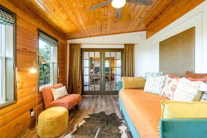 Smart TV, fireplace, video games, DVD player - Breathtaking Views. Elevated Comfort. Pets Welcome (Prescott)