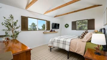 4 habitaciones, escritorio y tabla de planchar con plancha