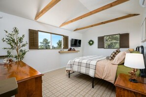 4 soverom, skrivebord, strykejern/-brett og reiseseng for barn