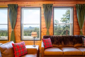 Smart TV, fireplace, video games, DVD player - Breathtaking Views. Elevated Comfort. Pets Welcome (Prescott)