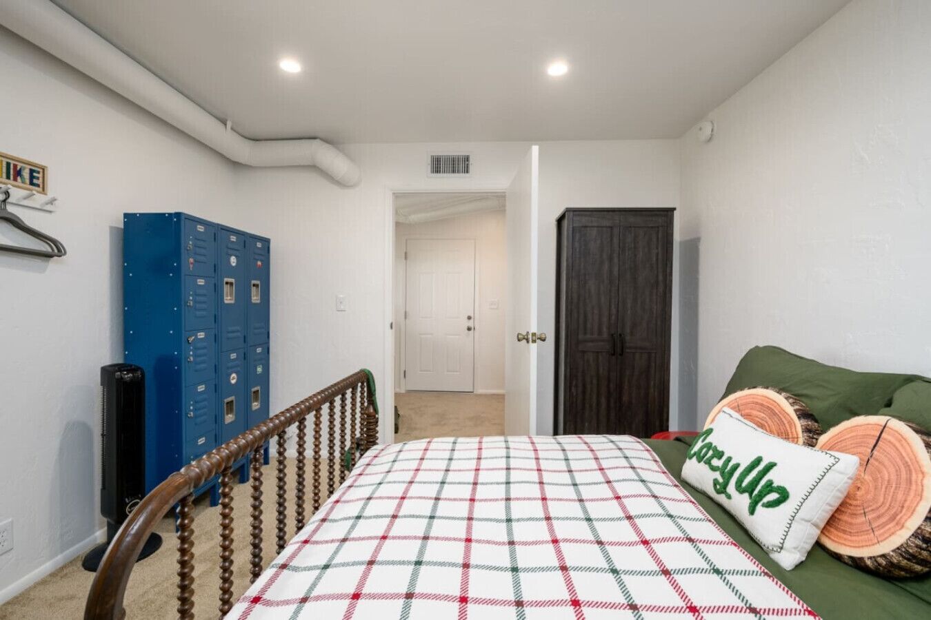 4 多间卧室、办公桌、熨斗/熨衣板、旅行婴儿床