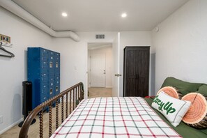 4 bedrooms, desk, iron/ironing board, travel cot - Breathtaking Views. Elevated Comfort. Pets Welcome (Prescott)