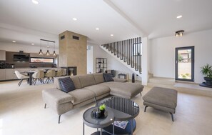 Smart TV, fireplace - Amazing home in Loborika with WiFi (Loborika)