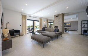 Smart TV, fireplace - Amazing home in Loborika with WiFi (Loborika)