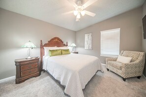 2 bedrooms, desk, iron/ironing board, WiFi - Right at Home-Uptown Place with gated yard and covered parking (Midland)