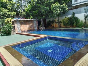 Una piscina al aire libre