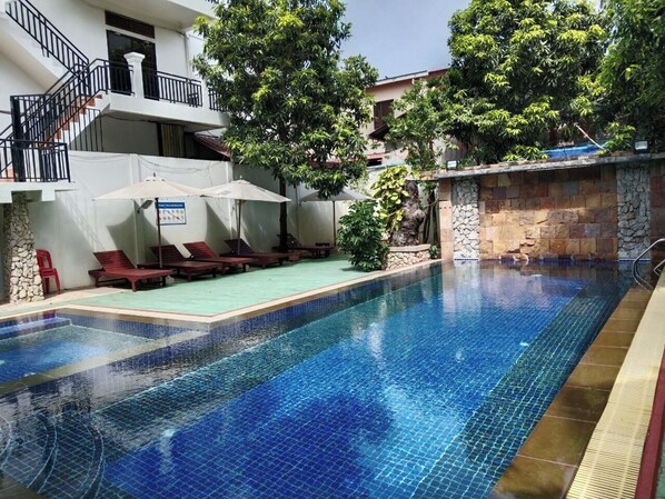 สระว่ายน้ำกลางแจ้ง