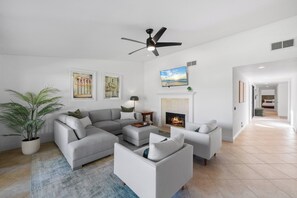 Smart TV, fireplace - Resort living in the heart of Palm Desert and the Coachella Valley (Palm Desert)