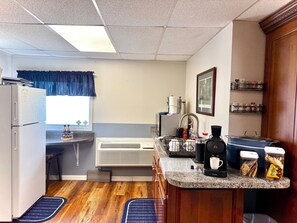 Kjøleskap, mikrobølgeovn, kaffetrakter/tekoker og brødrister