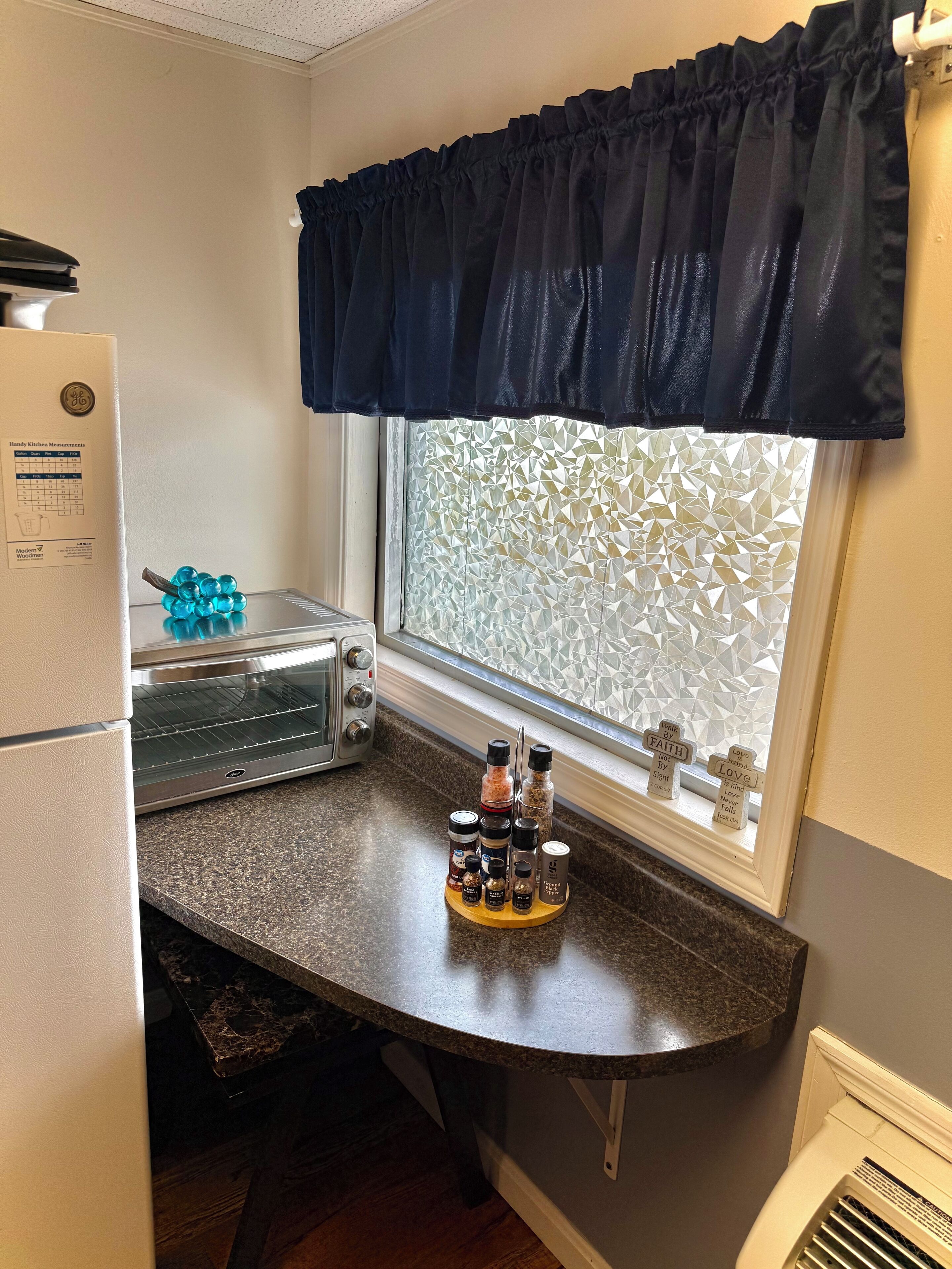 Jääkaappi, mikroaaltouuni, kahvin-/teenkeitin, leivänpaahdin