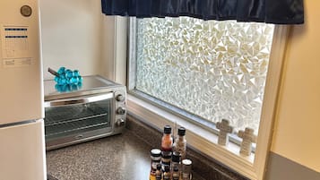 Jääkaappi, mikroaaltouuni, kahvin-/teenkeitin, leivänpaahdin