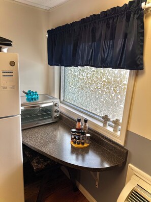 Fridge, microwave, coffee/tea maker, toaster - Modern 2 Bed Suite on Bourbon Trail (Loretto)