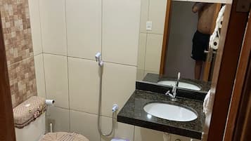 Secador de cabelo, toalhas de banho, sabonete, shampoo