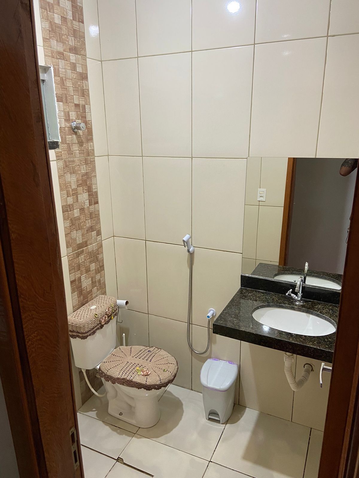 Secador de cabelo, toalhas de banho, sabonete, shampoo