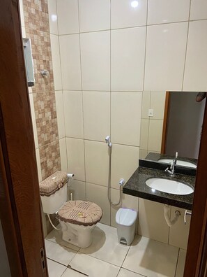 Sèche-cheveux, serviettes fournies, savon, shampoing