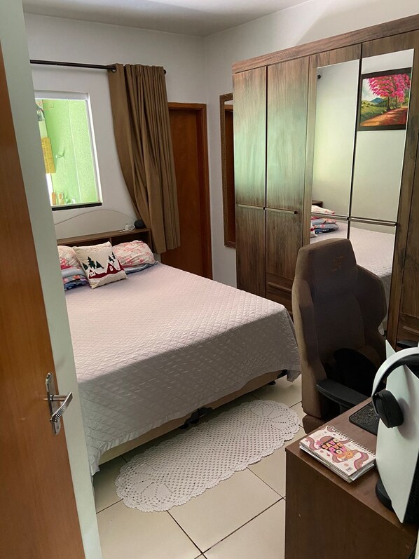 3 habitaciones, tabla de planchar con plancha, wifi y ropa de cama 