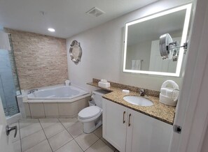 Secador de pelo, toallas, jabón y champú