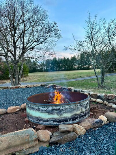 Log Cabin Retreat/Pet Friendly: Lake, Golf & Wine