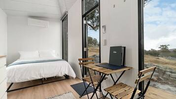 1 bedroom, bed sheets