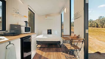 1 bedroom, bed sheets