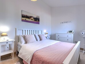 2 slaapkamers, een strijkplank/strijkijzer, internet