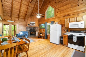 Interior - 10 Mins from PF, Pool, HotTub, Fishing, Pool Table (Sevierville)