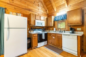 Fridge, microwave, oven, stovetop - 10 Mins from PF, Pool, HotTub, Fishing, Pool Table (Sevierville)