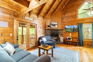 TV, fireplace, DVD player, offices - 10 Mins from PF, Pool, HotTub, Fishing, Pool Table (Sevierville)