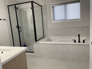 Dusche, Haartrockner, Handtücher, Seife