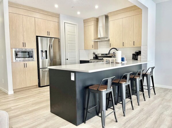 Een koelkast, een microgolfoven, een oven, een kookplaat