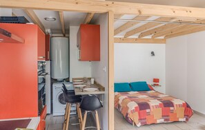 1 camera, ferro/asse da stiro, culla da viaggio