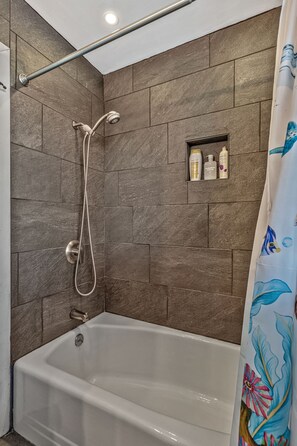 Shower, towels - E Nash House with Chef's Kitchen and fenced yard (Nashville)