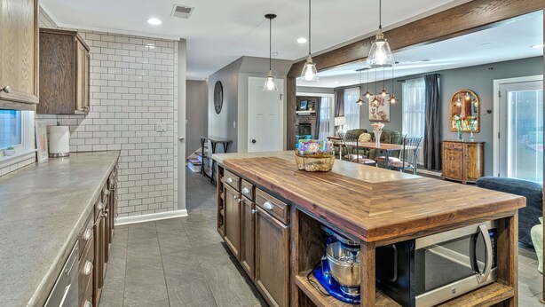 Coffee/tea maker, fridge, oven, stovetop