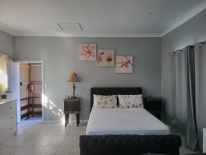 1 slaapkamer, een strijkplank/strijkijzer, gratis wifi, beddengoed