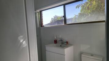 Dusche, Haartrockner, Handtücher, Seife