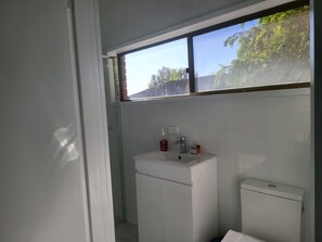 Een douche, een haardroger, handdoeken, zeep