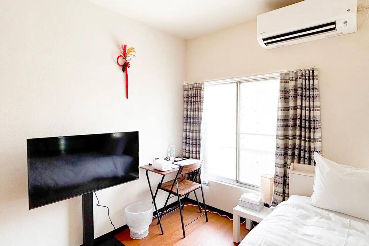 Eenvoudige eenpersoonskamer, niet-roken | Een bureau, een laptopwerkplek, gratis wifi, beddengoed