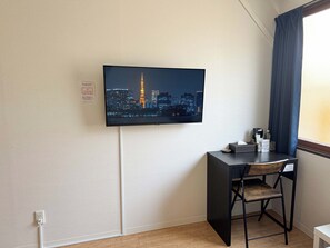 Enkeltrom – deluxe, ikke-røyk | Skrivebord, skrivebord for bærbar PC, wi-fi (inkludert) og sengetøy