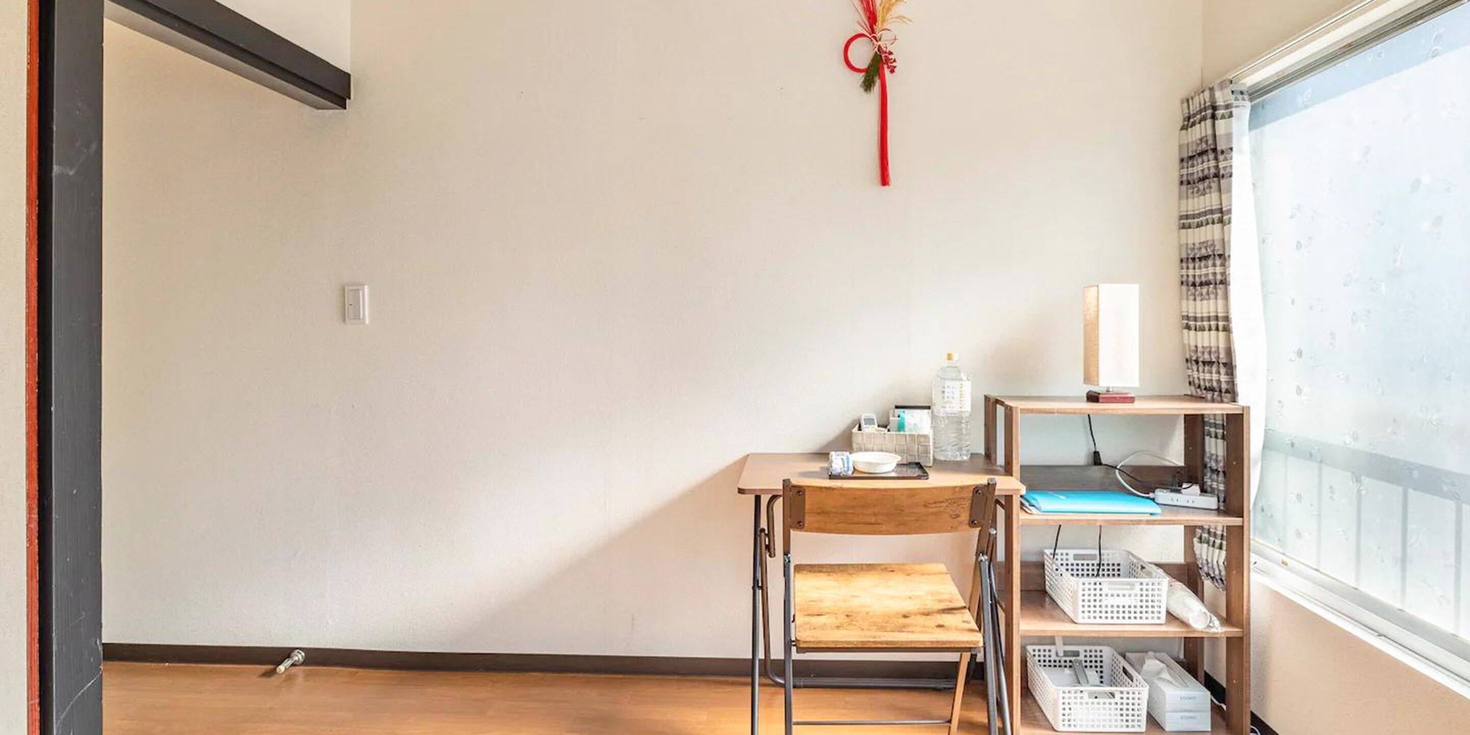 Een bureau, een laptopwerkplek, gratis wifi, beddengoed