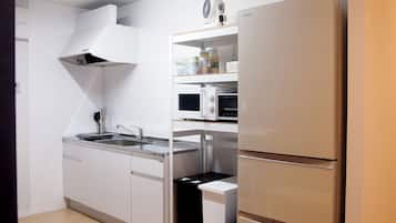 Fridge, microwave, stovetop, cookware/dishes/utensils